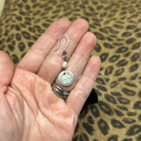 Sterling silver pearl monogram earring - Picture 3 of 3